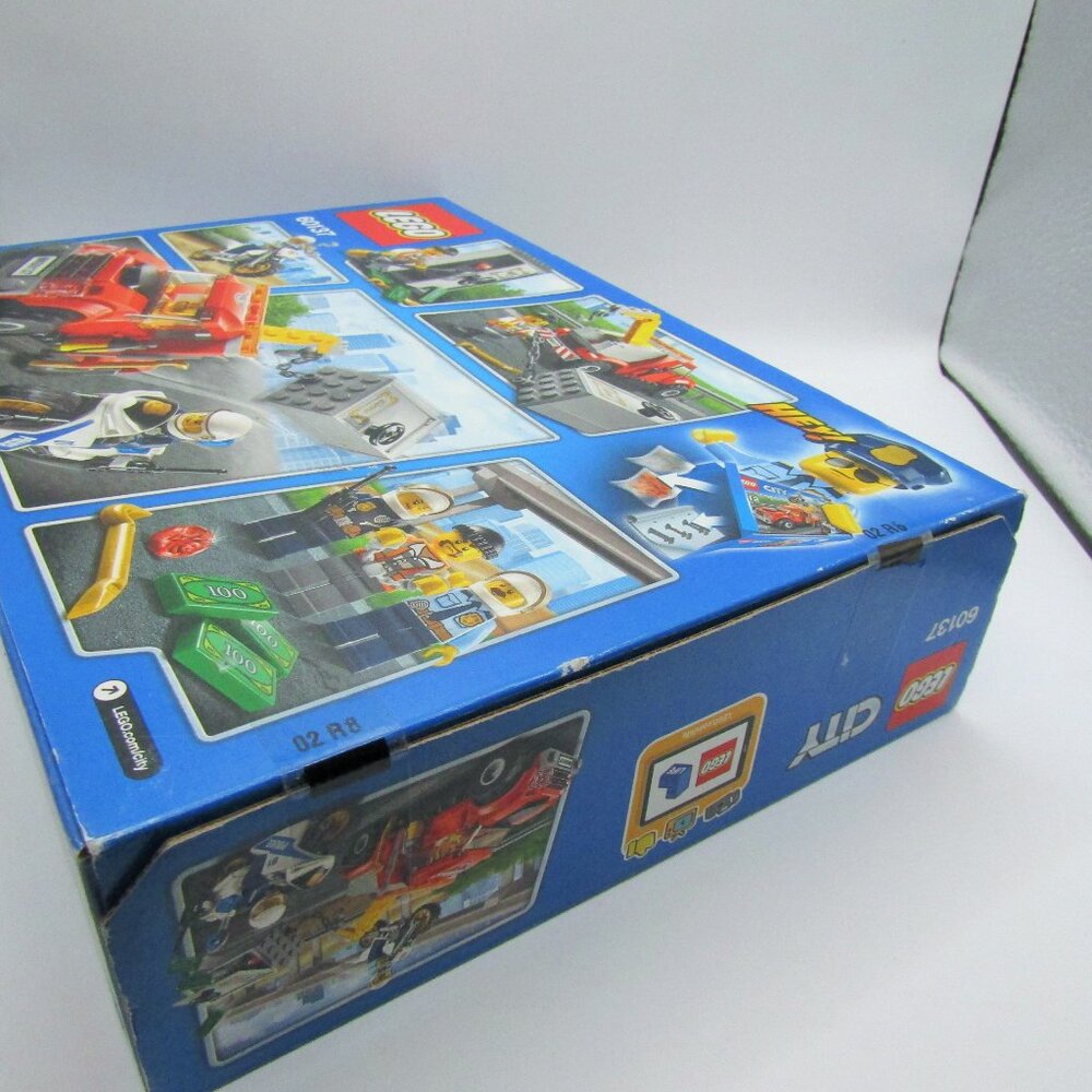 Lego City Tow Truck Trouble - Picture 4 of 6